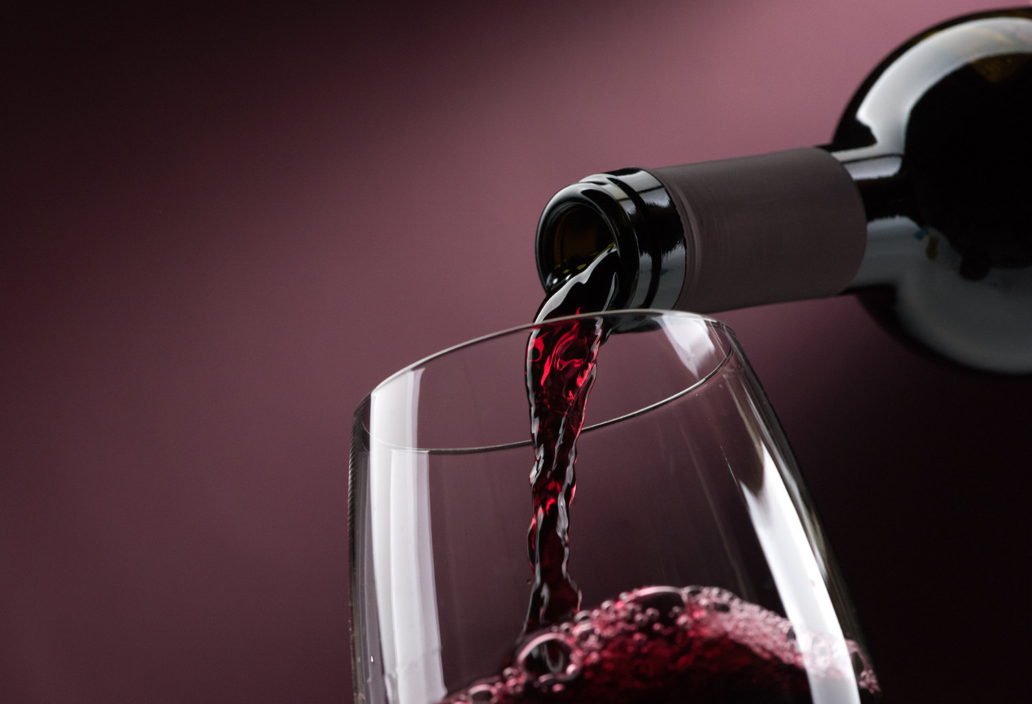 Wein wird in Weinglas eingeschenkt